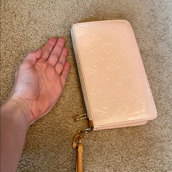 Great condition can be cross body or wristlet ! - Picture 9 of 12